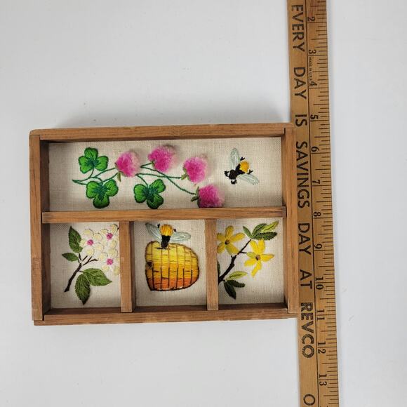 Vtg Bucilla Completed Creative Needlecraft Making Honey Shadow Box Hutch Bee - Picture 4 of 10